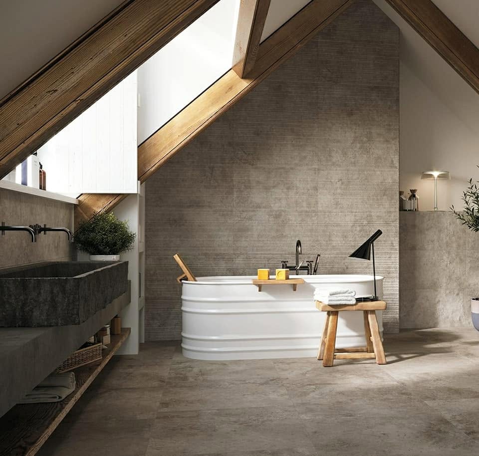 Bagno con vasca contemporanea