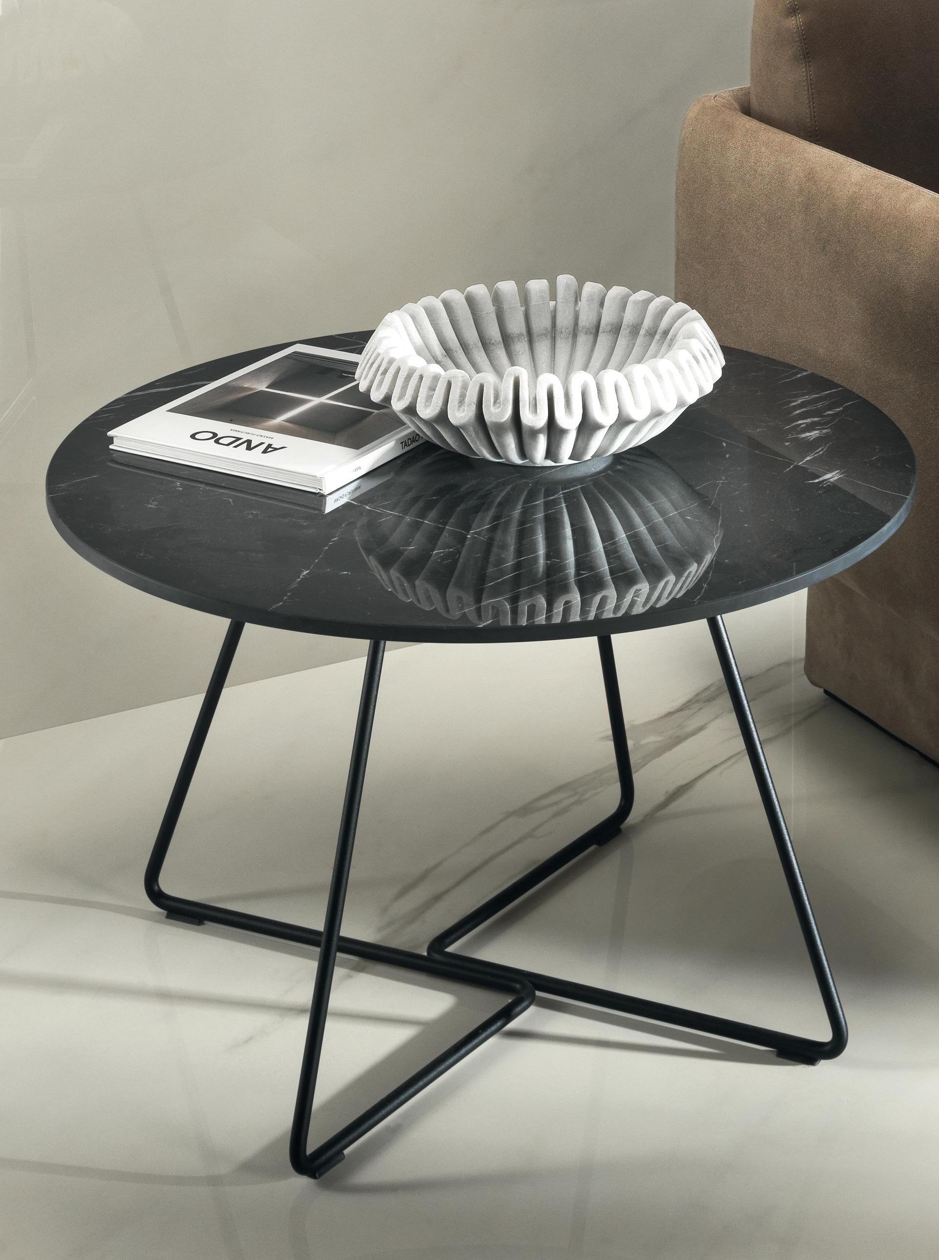 Tavolino con piano in superficie ceramica scura