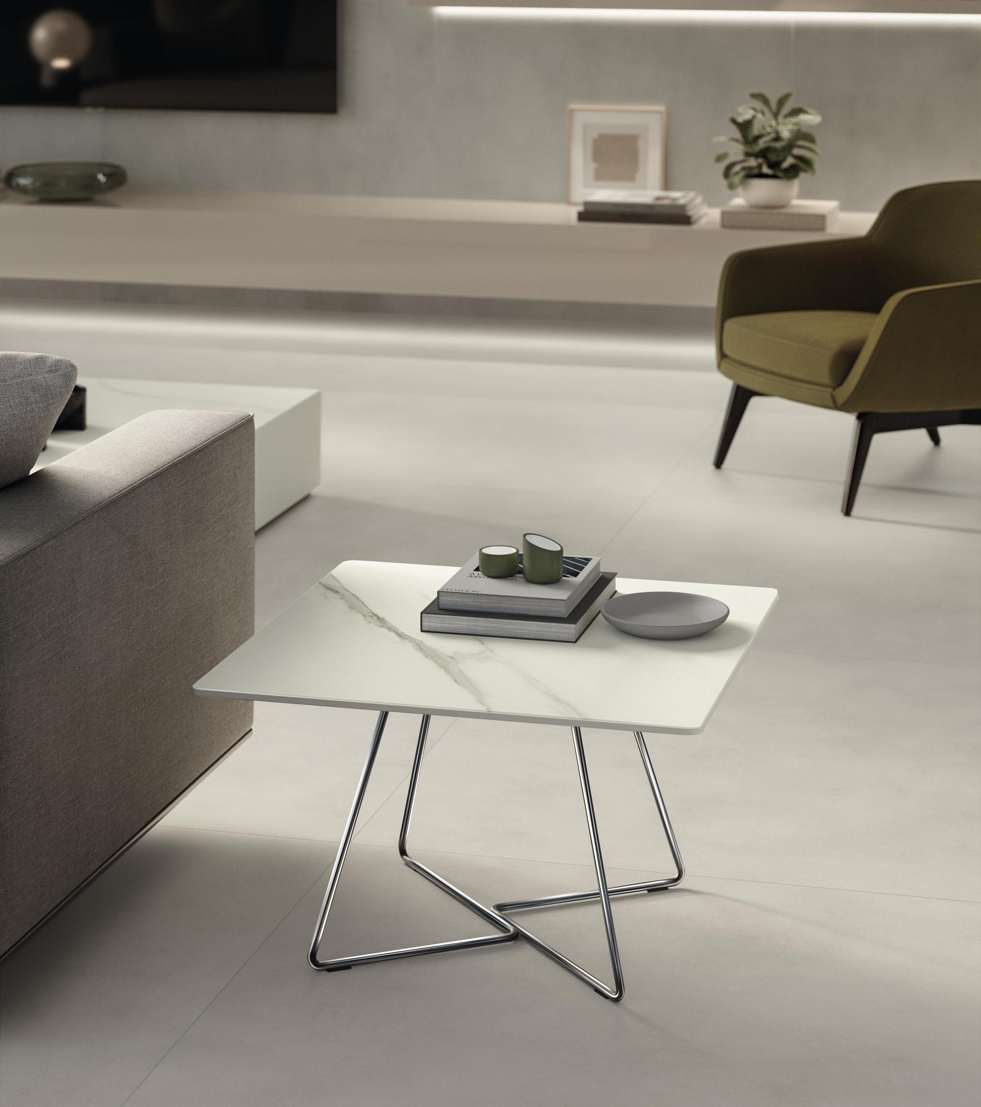 Tavolino con piano chiaro in superficie ceramica