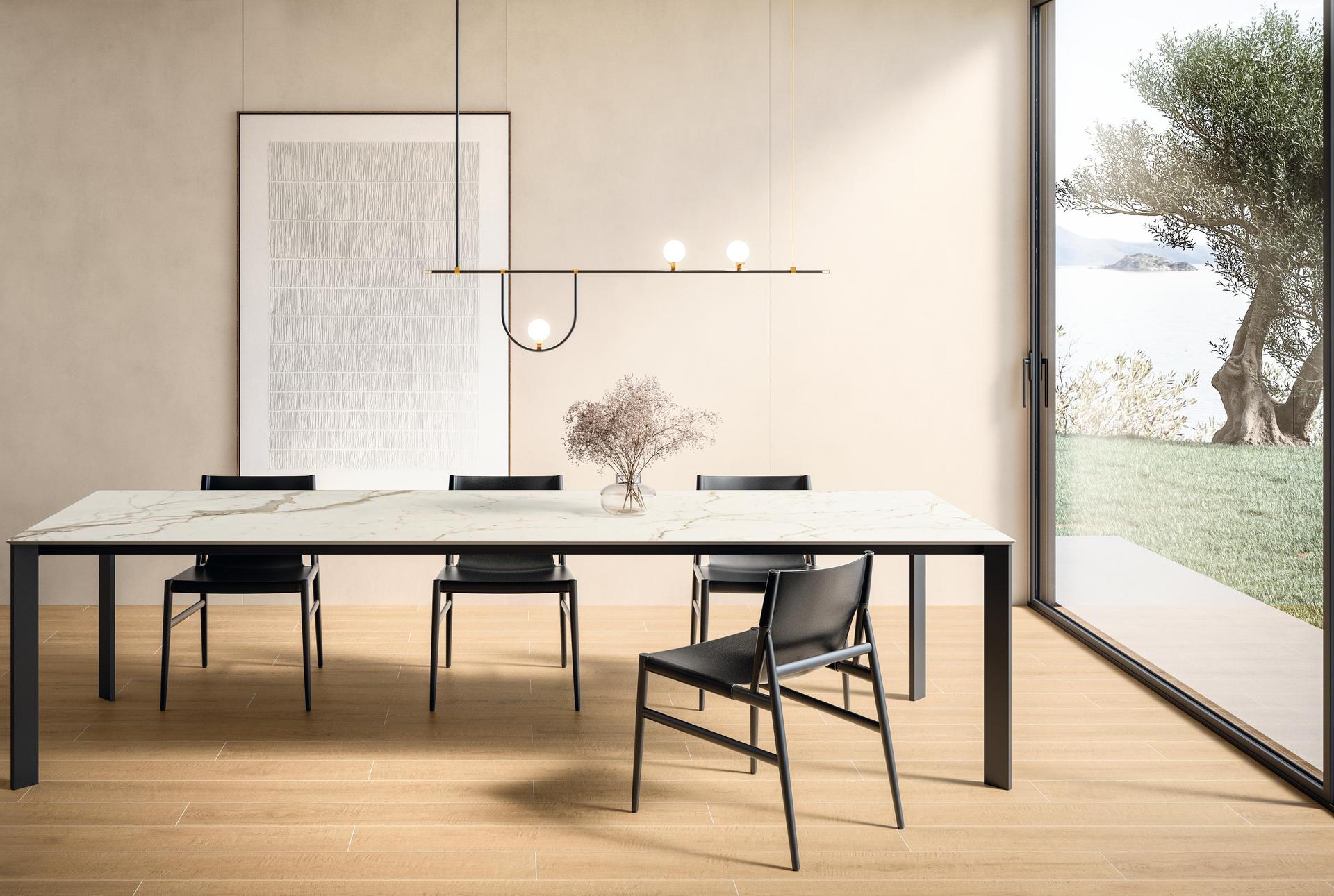 Tavolo contemporaneo con grande piano chiaro