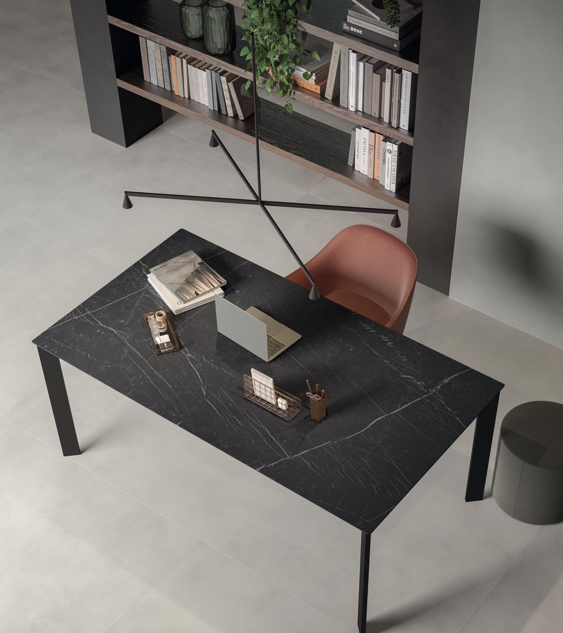 Tavolo contemporaneo con piano scuro