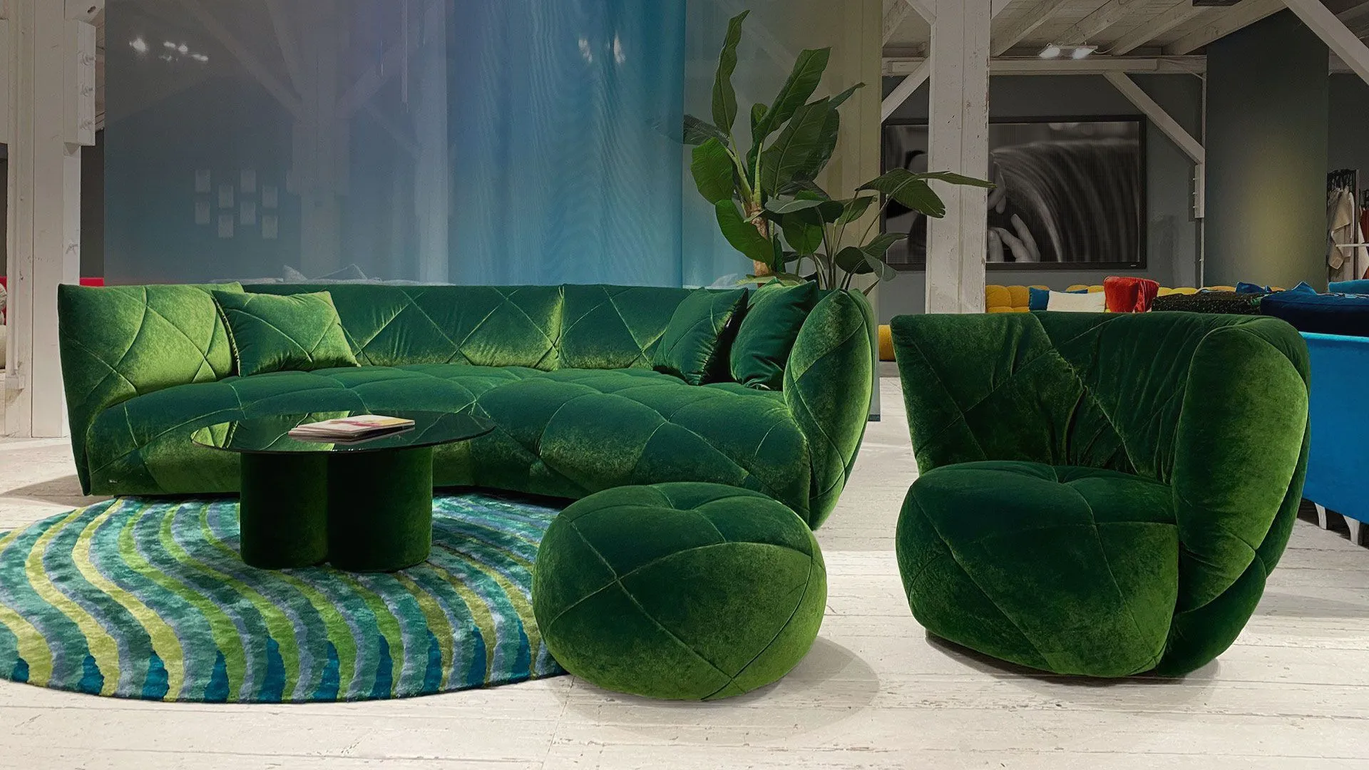 Divano e poltrone verdi dal design particolare