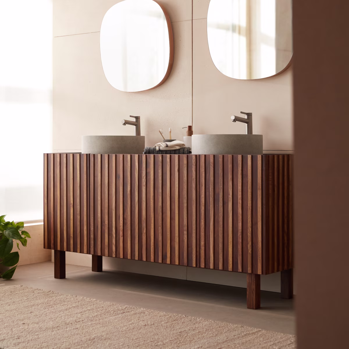 Mobile bagno in legno con frontali scanalati