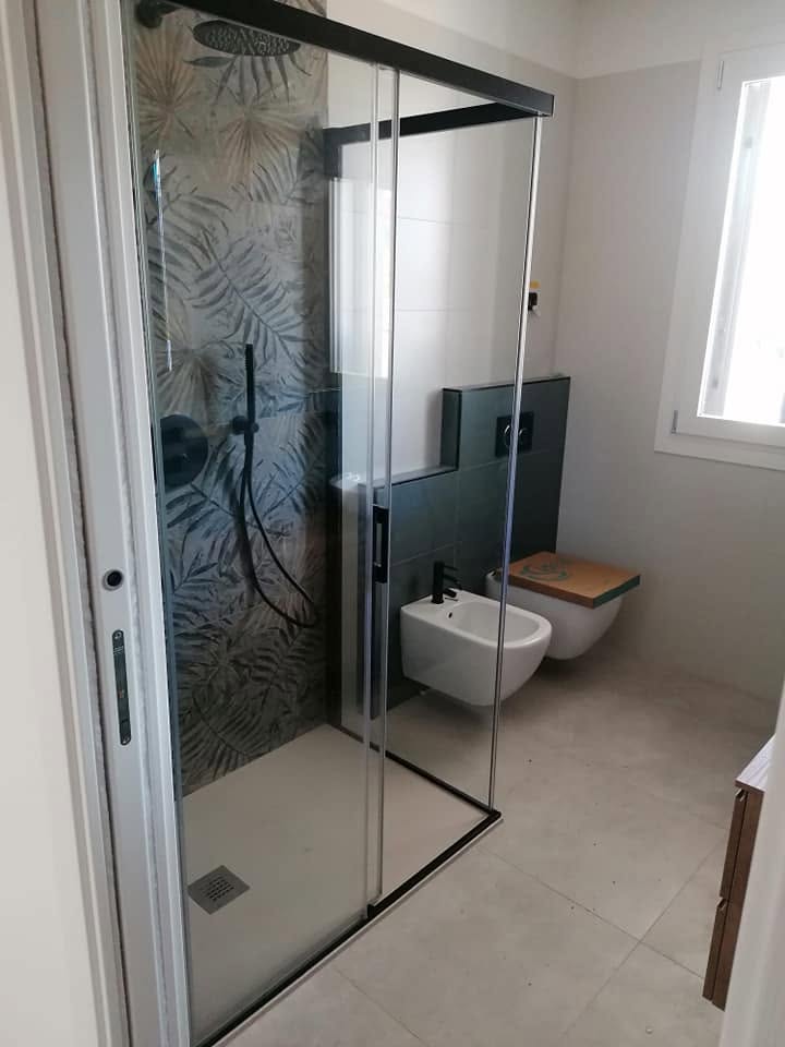 Bagno realizzato con doccia in vetro